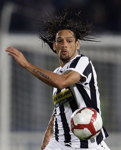 阿森纳豪掷千金破纪录 数据示客场小胜曼联（阿森纳重金投入创纪录 统计显示客场险胜曼联）