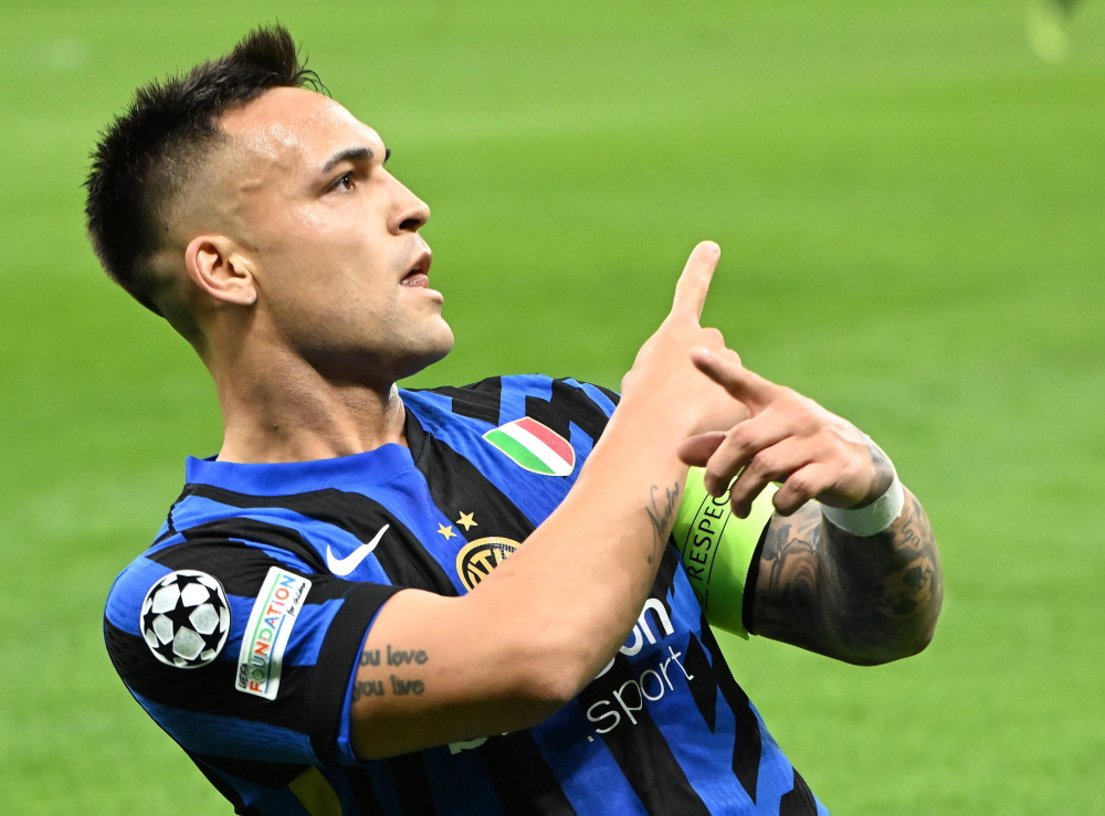 掘金主场有几位小球迷举牌支持威少：拉塞尔拿MVP（掘金主场小球迷举牌力挺威少：齐喊拉塞尔是MVP）