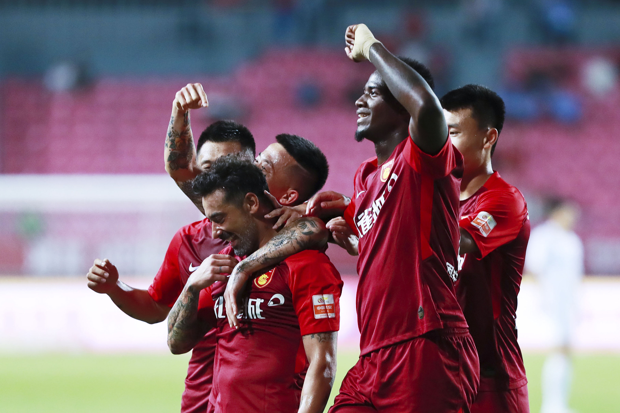 西甲：巴萨客胜扩大领先，皇马主场爆冷输球，VAR再度抢戏（西甲综述：巴萨客场取胜继续领跑，皇马主场遭冷门，VAR再成焦点）