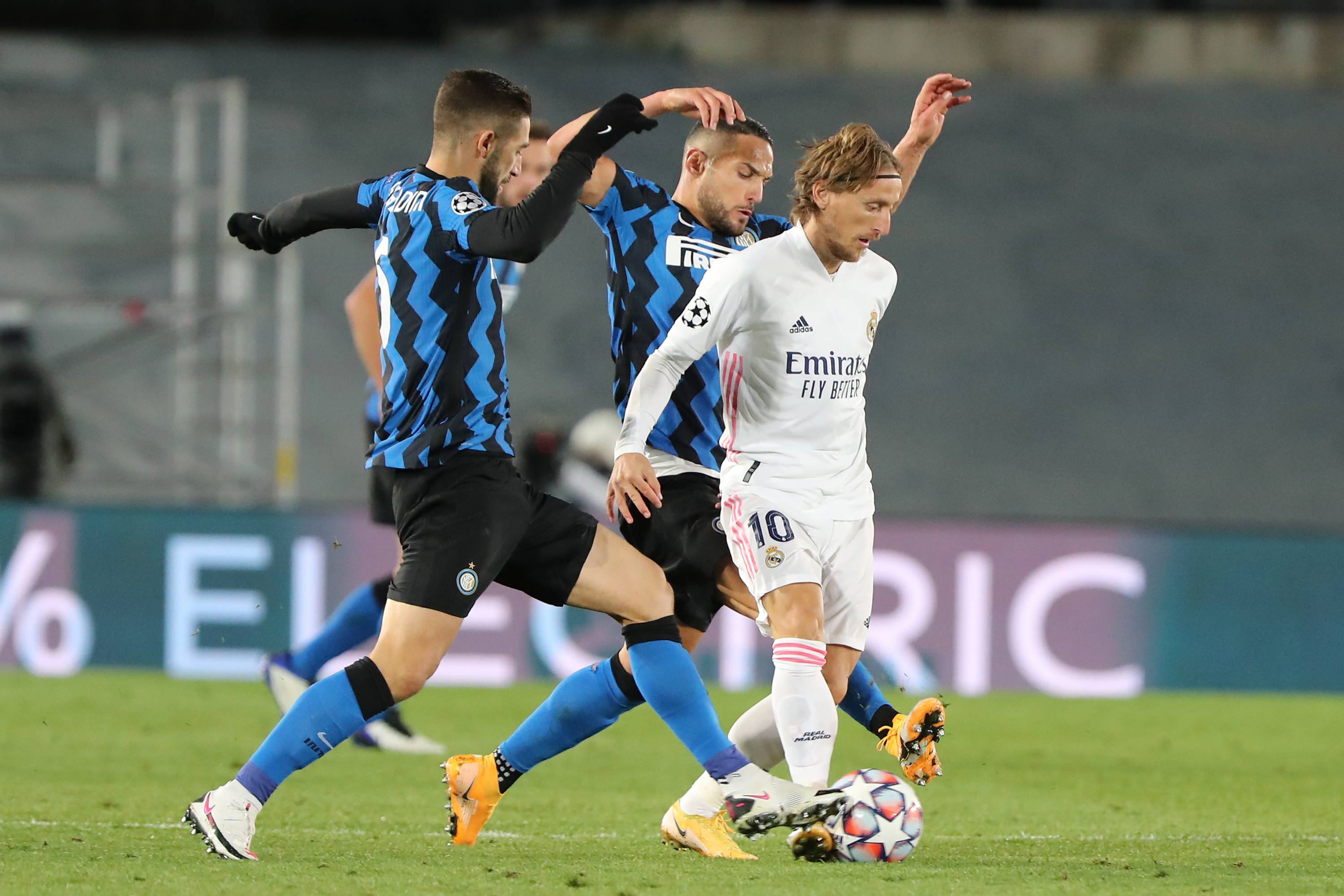 紧跟时事，韩国艺人在热刺vs纽卡看台模仿酷玩乐队观众出轨（紧跟热点：韩国艺人现身热刺vs纽卡看台，模仿酷玩演唱会“观众出轨”梗）