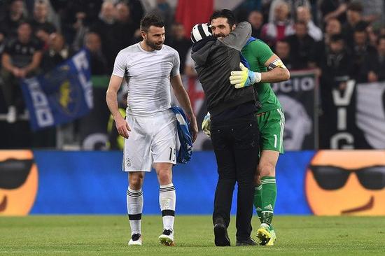 斯卢茨基：这是于汉超生涯最后一场比赛，明年加入申花教练组