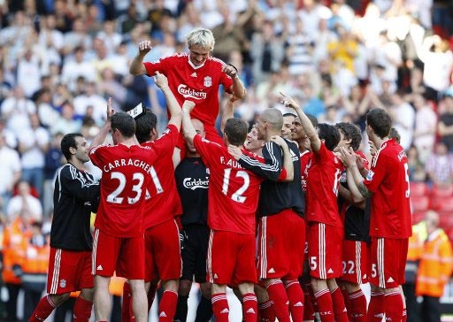 山东泰山今天下午在基地举行球迷开放日，一百多名球迷到场（山东泰山基地今日下午向球迷开放，百余名球迷到场）