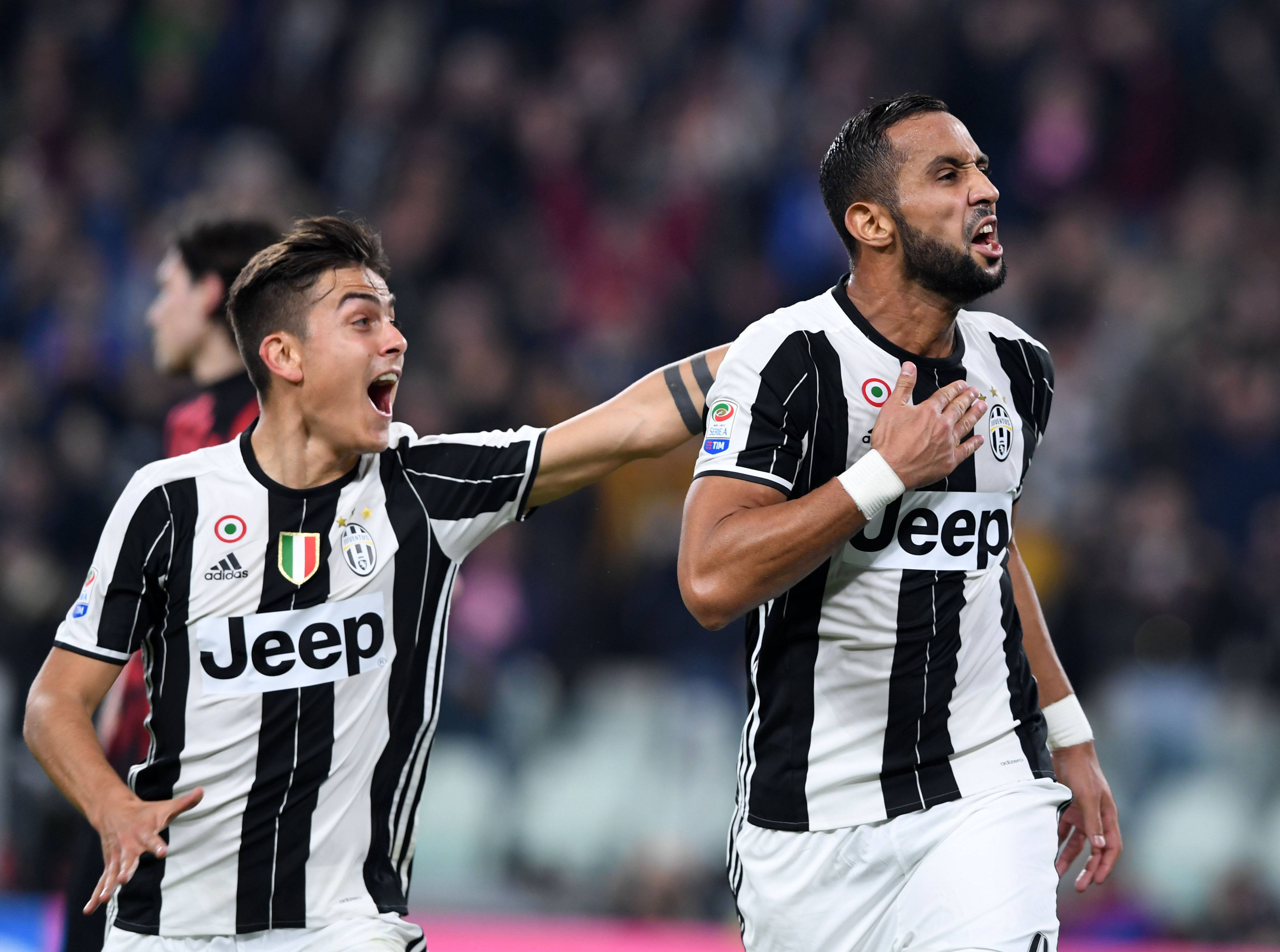 支持家乡球队，费德勒现身巴塞尔主场看台看对阵维拉的比赛（费德勒现身巴塞尔主场为家乡队助威，观战对阵维拉的比赛）