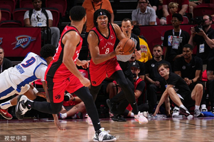 太疼了，萨勒马克尔斯被对手踩中后在地上抽动（萨勒马克尔斯遭对手踩踏，痛得倒地抽搐）